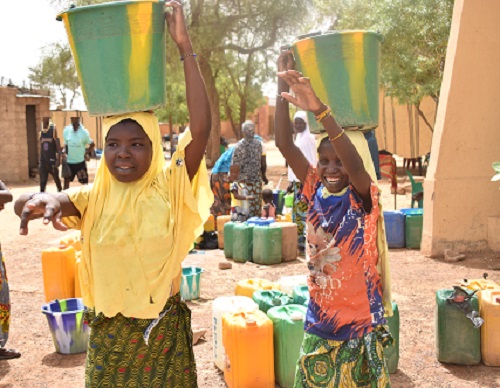 L’eau, une source d’espoir : UFC-Dori soulage les populations du Sahel avec des forages solaires