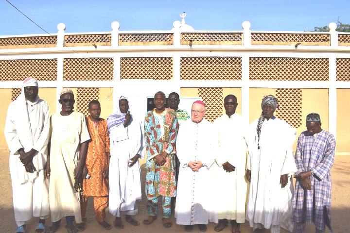 Mgr Pier Giorgio Debernardi reçu par le Grand Imam de Dori